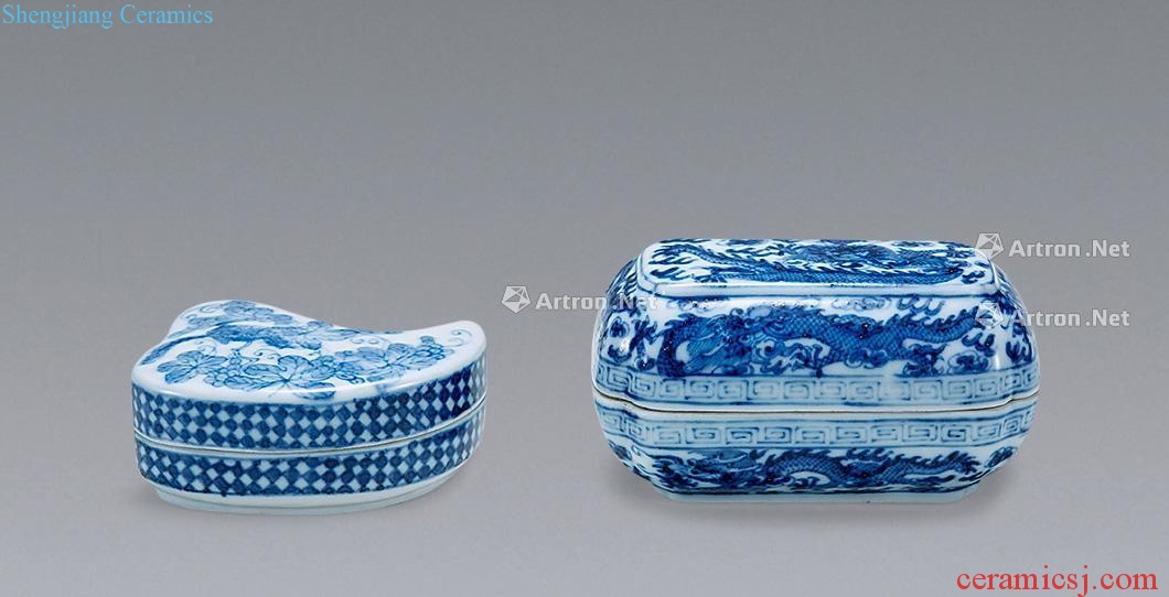 In the qing dynasty blue and white cover box (2)