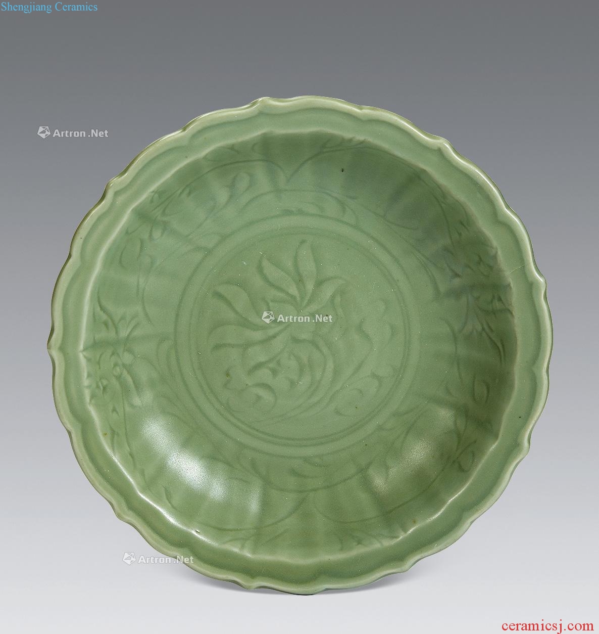 In the Ming dynasty Longquan celadon hand-cut ling mouth tray