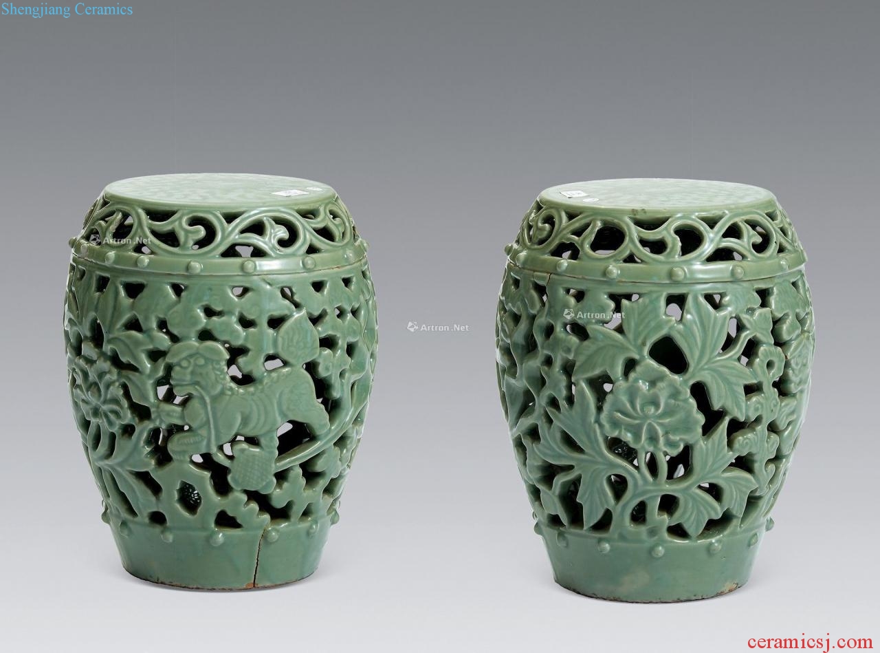 In the Ming dynasty Longquan celadon LvKong embroidered stool