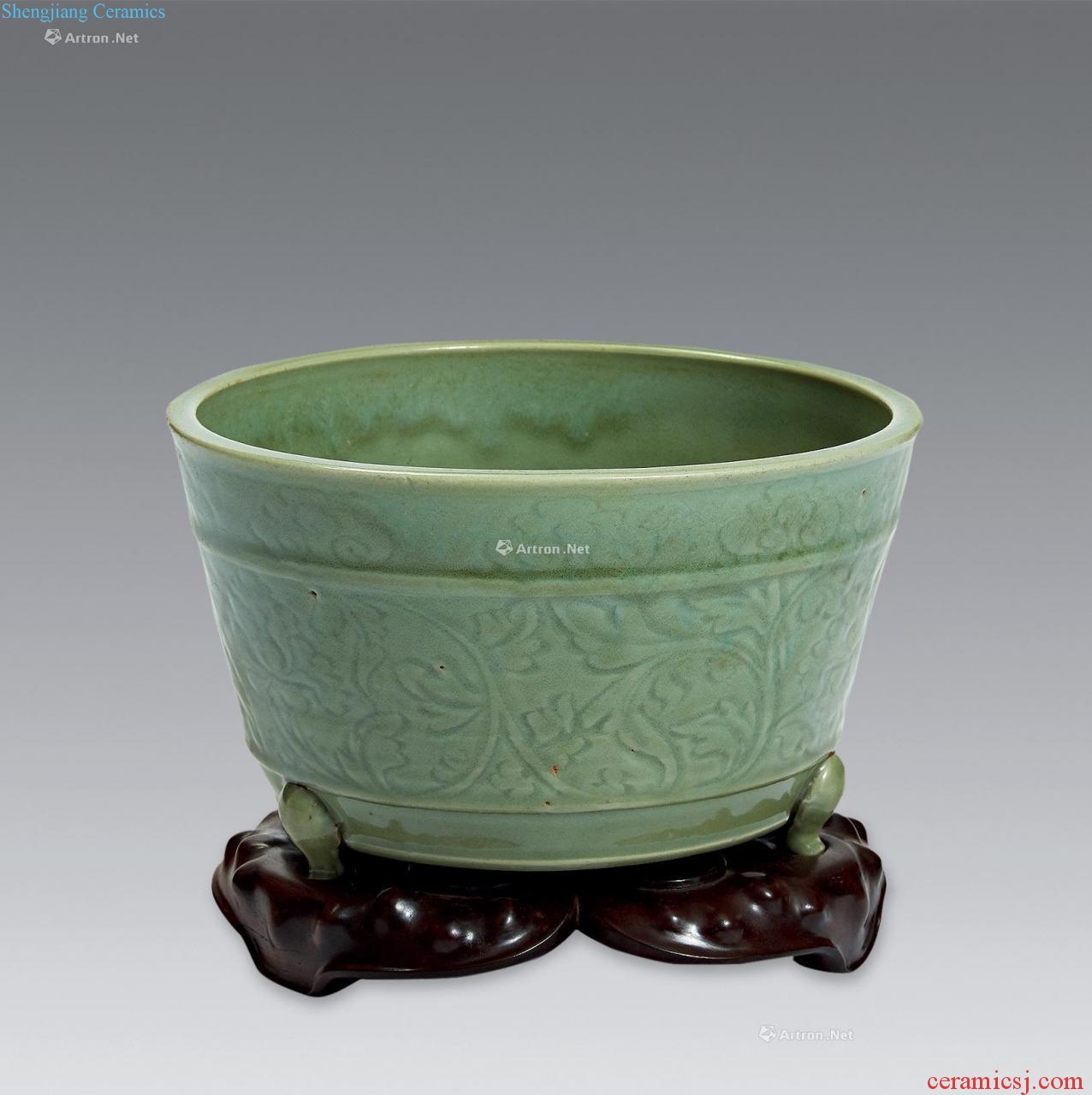 Early Ming dynasty Longquan celadon hand-cut furnace with three legs