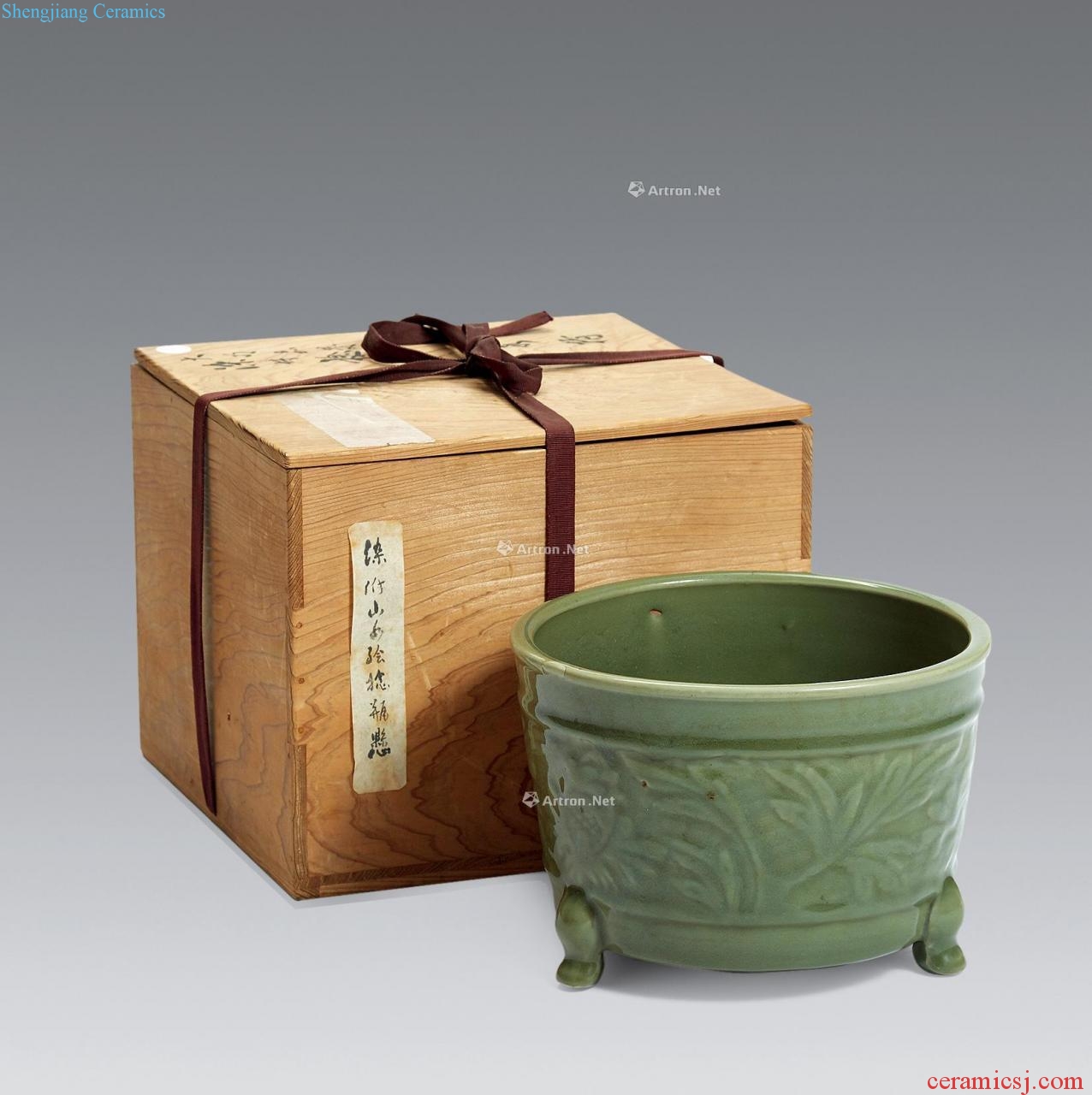 Early Ming dynasty Longquan celadon hand-cut furnace with three legs