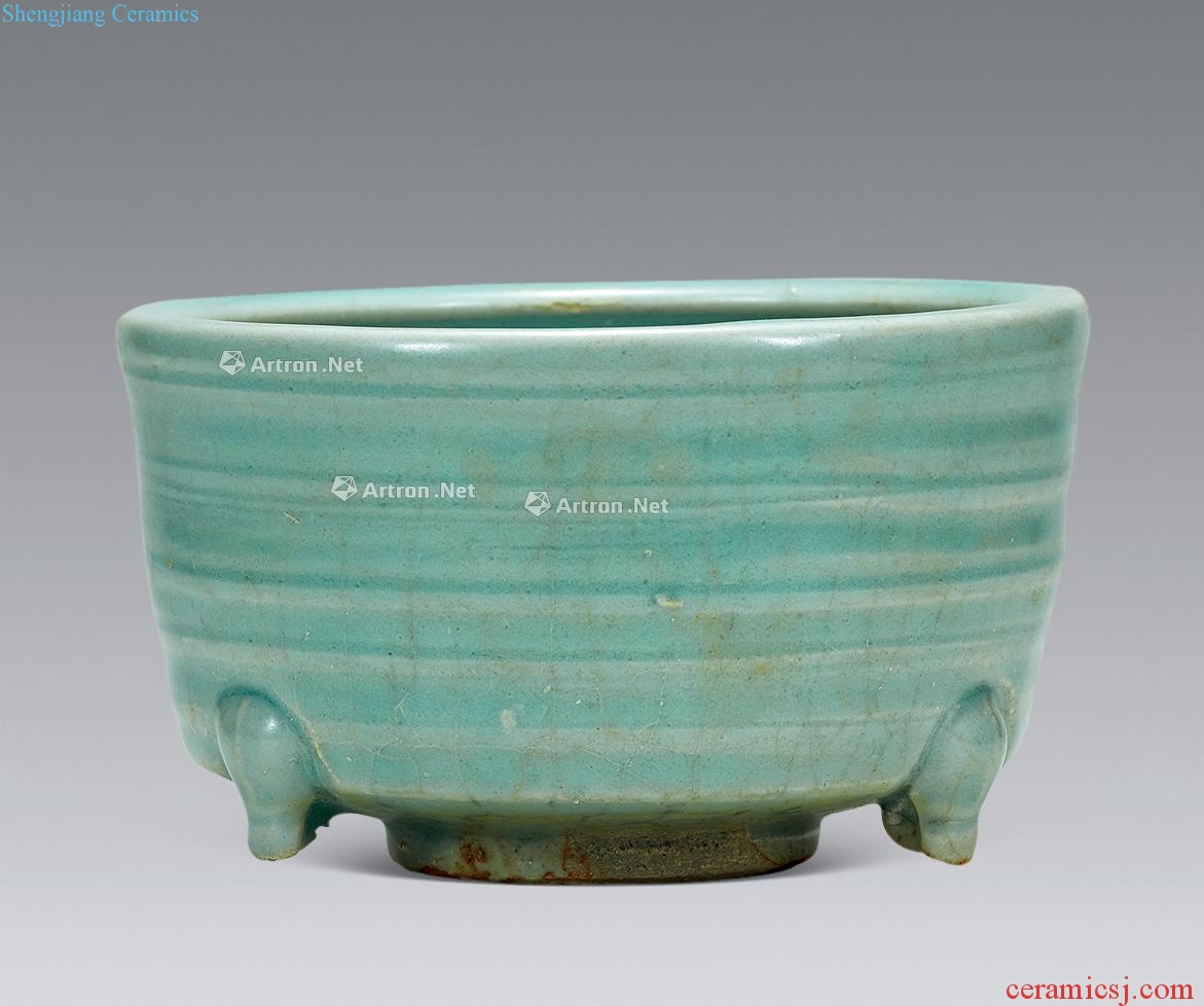 In the Ming dynasty Longquan celadon furnace with three legs
