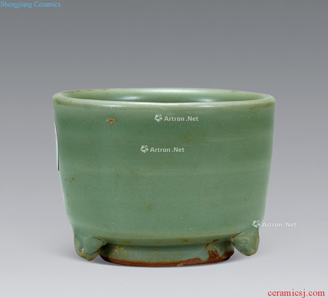 In the Ming dynasty Longquan celadon three-legged furnace
