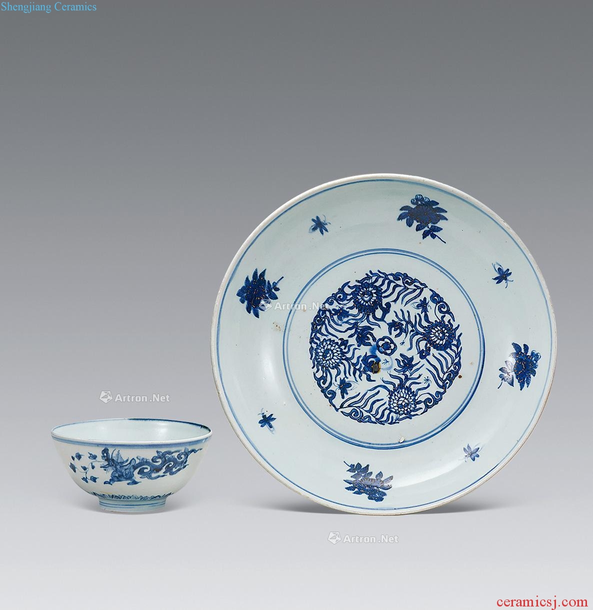 In the Ming dynasty Blue and white flower pattern plate, bowl (2)