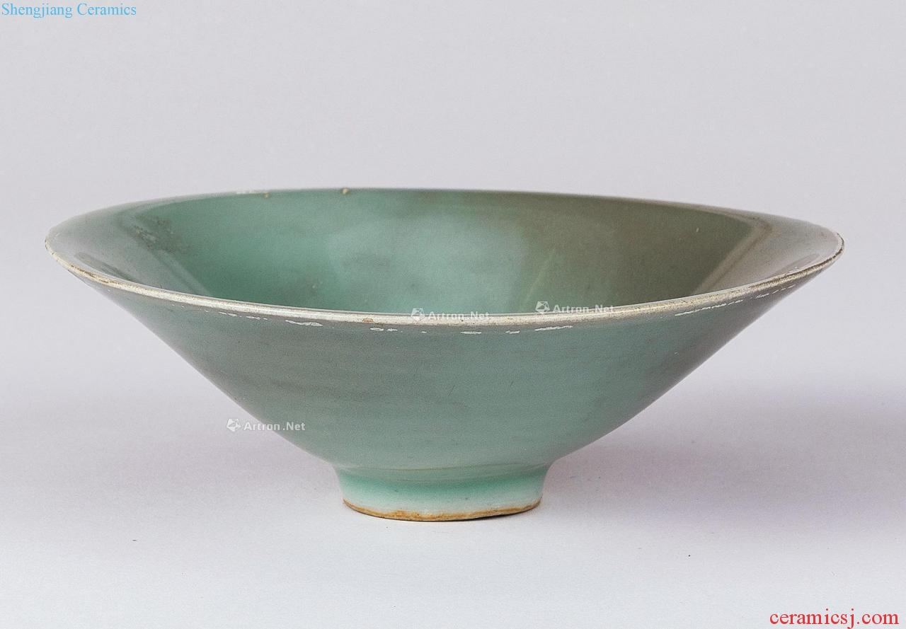 The song dynasty Longquan celadon green magnetic hat to bowl