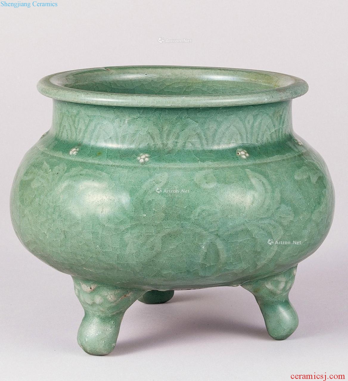 Ming Longquan celadon hand-cut furnace with three legs