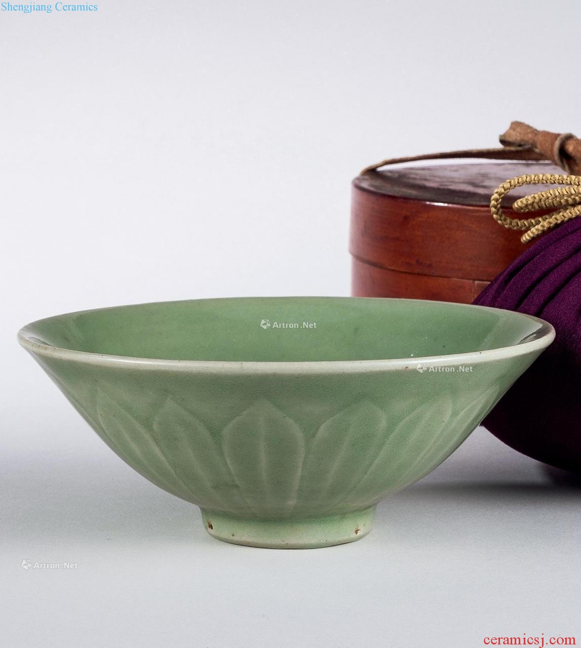 Ming Longquan celadon Hualien disc bowl