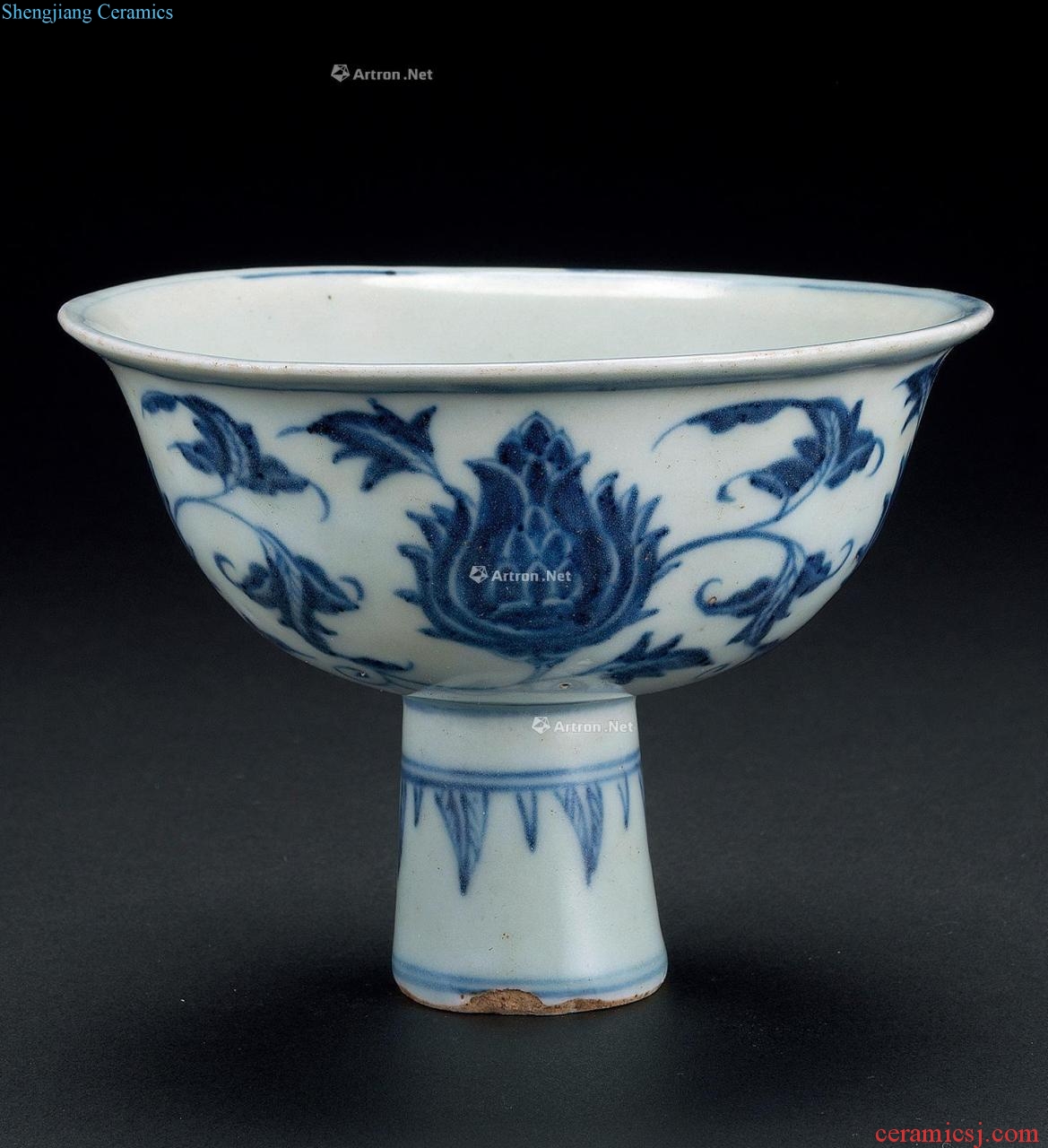 Ming Xuande blue and white flower grain footed cup
