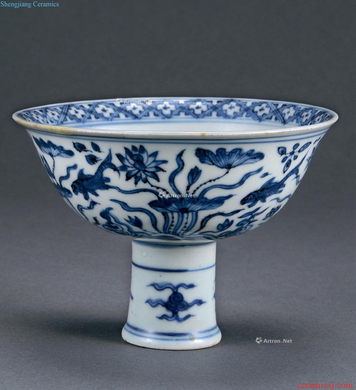 Ming wanli Blue and white fish grain footed cup