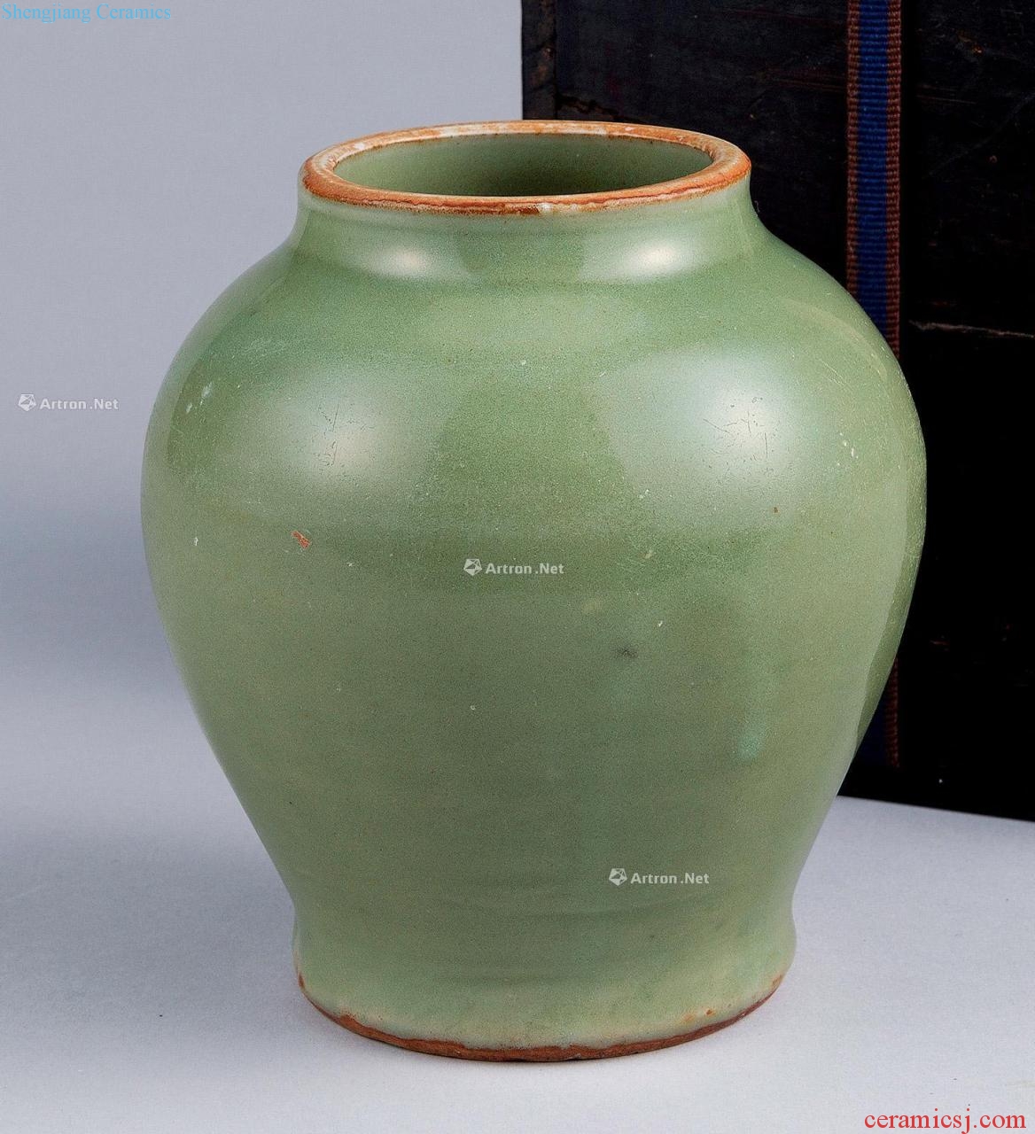 Ming Longquan celadon green magnetic pot