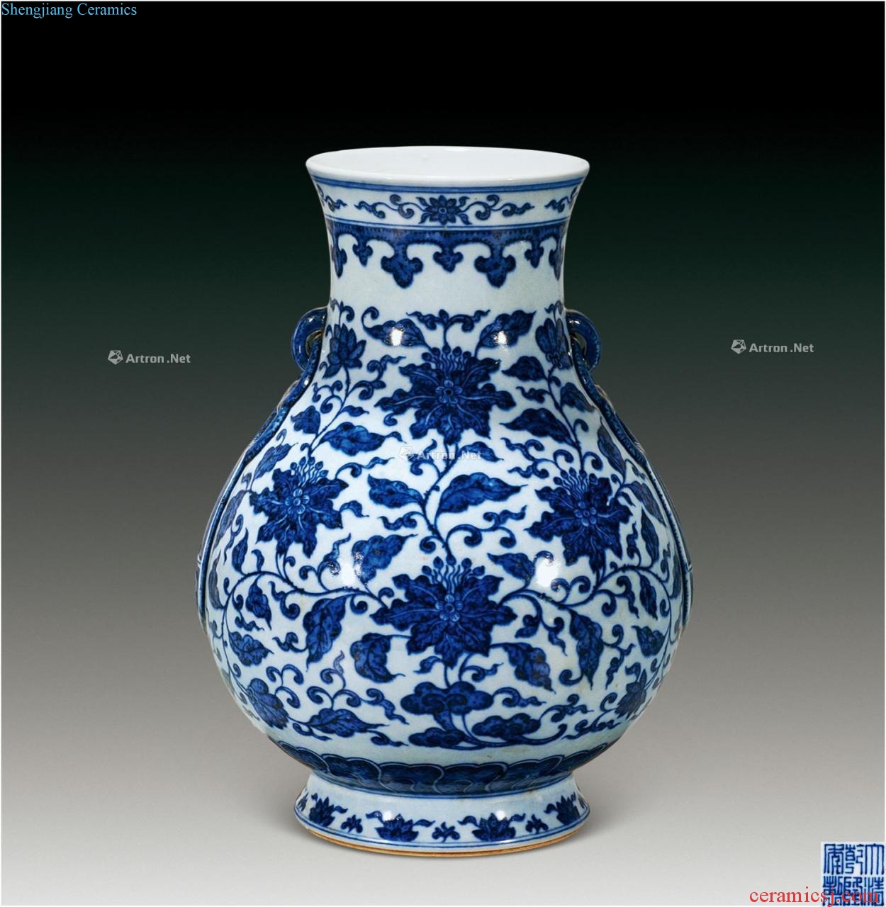 Qing qianlong Sky blue, blue and white double loop ear gives a bottle