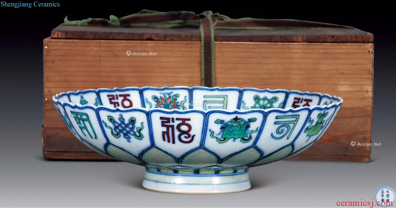 Qing bucket color lotus bowl six words