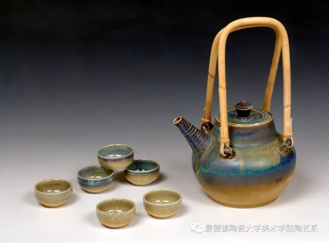 Teacher of the Department of Ceramics, Academy of Fine Arts, Jingdezhen Ceramic University - Lu Xiaoni