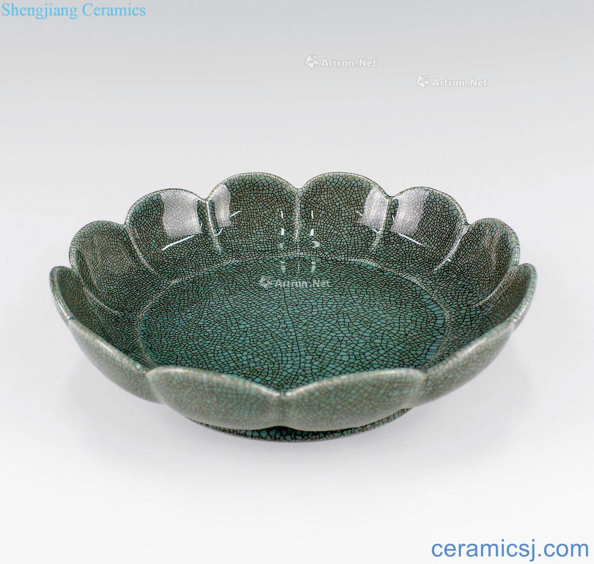 The elder brother of the song dynasty kiln finely grain lotus-shaped mouth tray