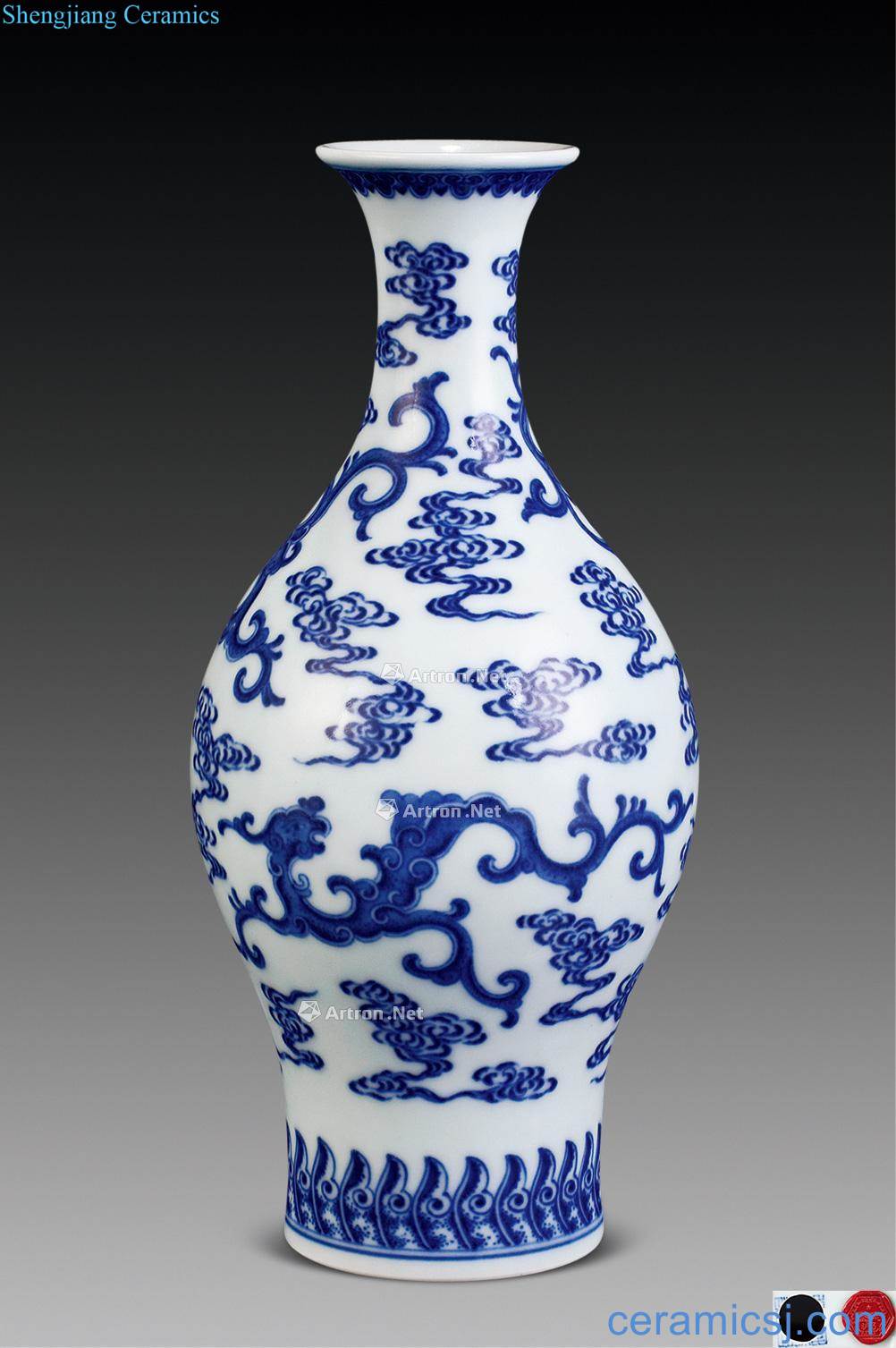 Qing qianlong Blue and white dragon olive bottle