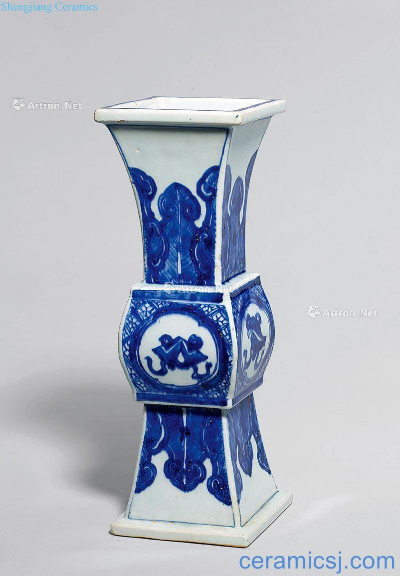 Qing qianlong Blue and white square vase with flowers