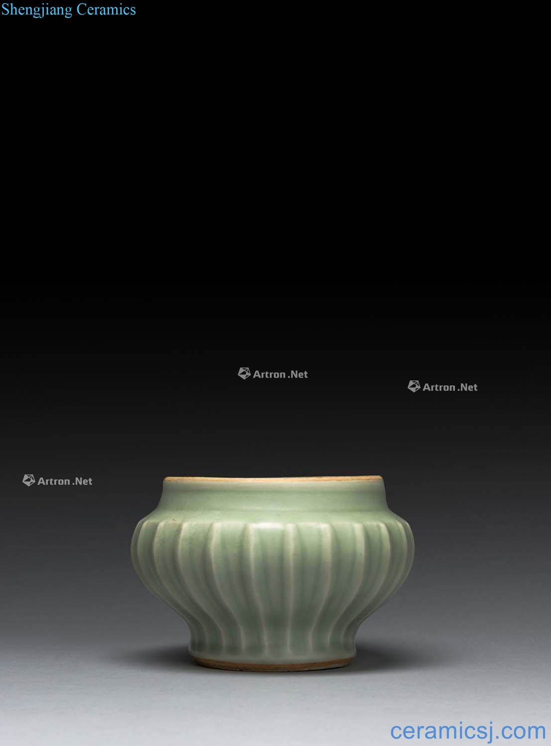 The southern song dynasty to yuan in the 14th century Longquan green glazed pot