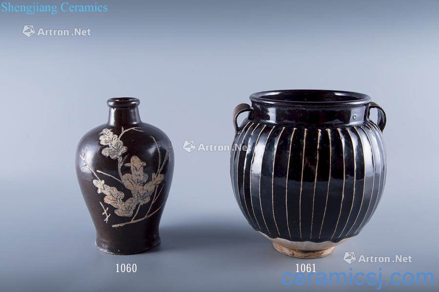 The southern song dynasty jizhou kiln  black fill white glazed carved flowers flower grain mei bottle