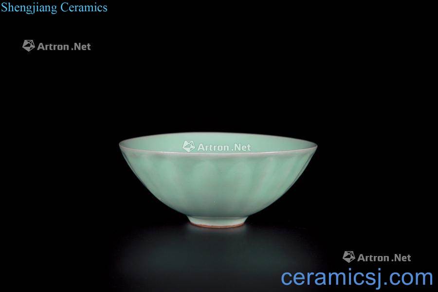The southern song dynasty longquan celadon  powder blue glaze lotus-shaped bowl