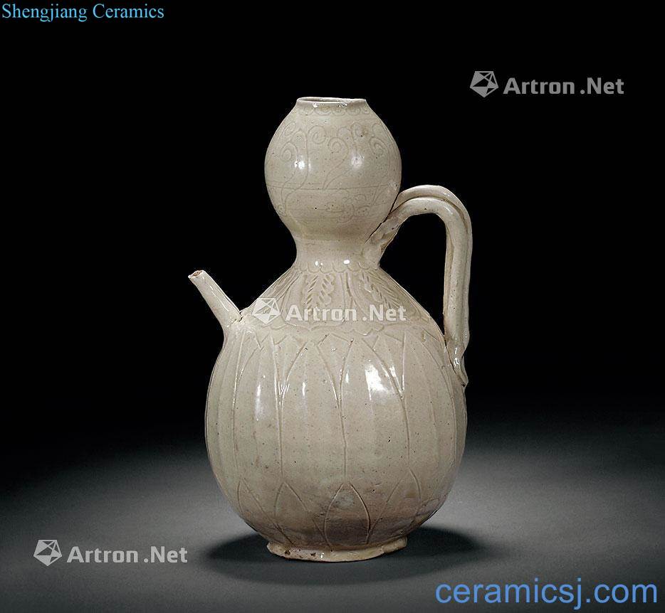 yuan Kiln lotus-shaped grain ewer