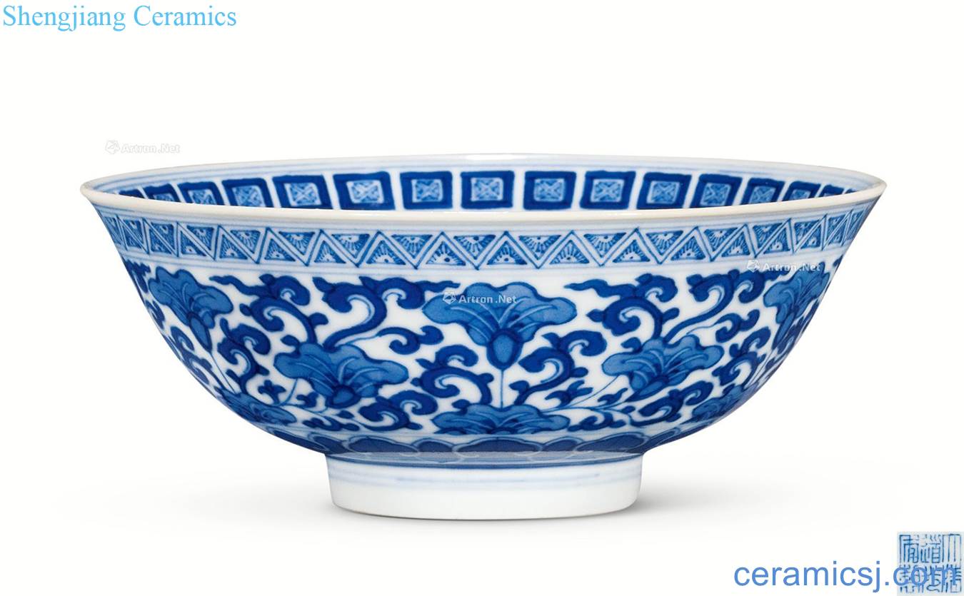 Qing daoguang Blue and white clover flowers wrapped branches green-splashed bowls