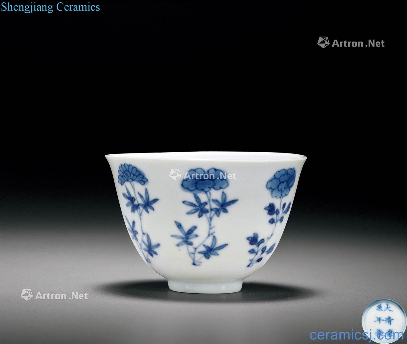 The qing emperor kangxi Blue and white flower tattoos cup