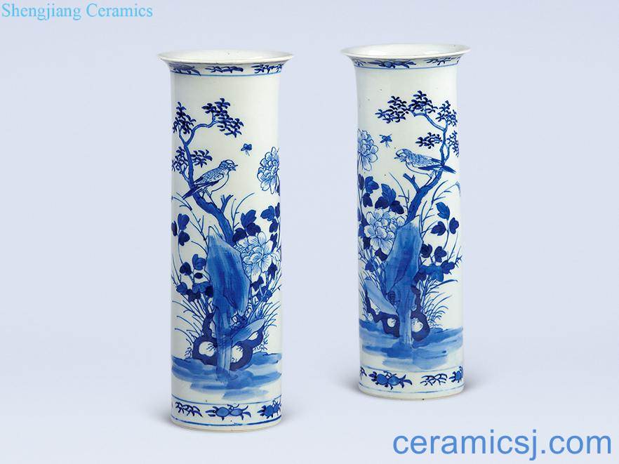 Qing dynasty blue and white floral print cylinder bottle (a)