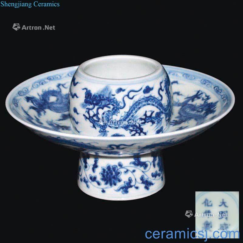 In the Ming dynasty Blue and white dragon moire footed lamp