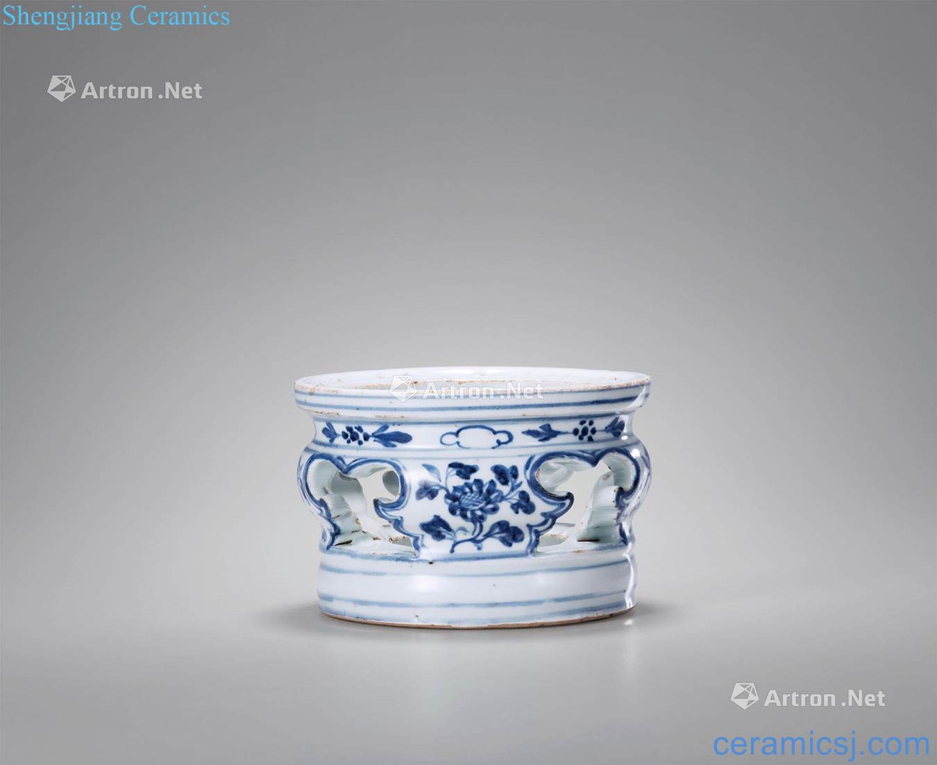 Ming in the 17th century Blue and white fold branch flowers hollow out device