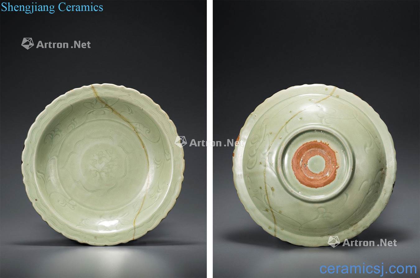 Ming Longquan celadon carved flowers wen ling mouth tray