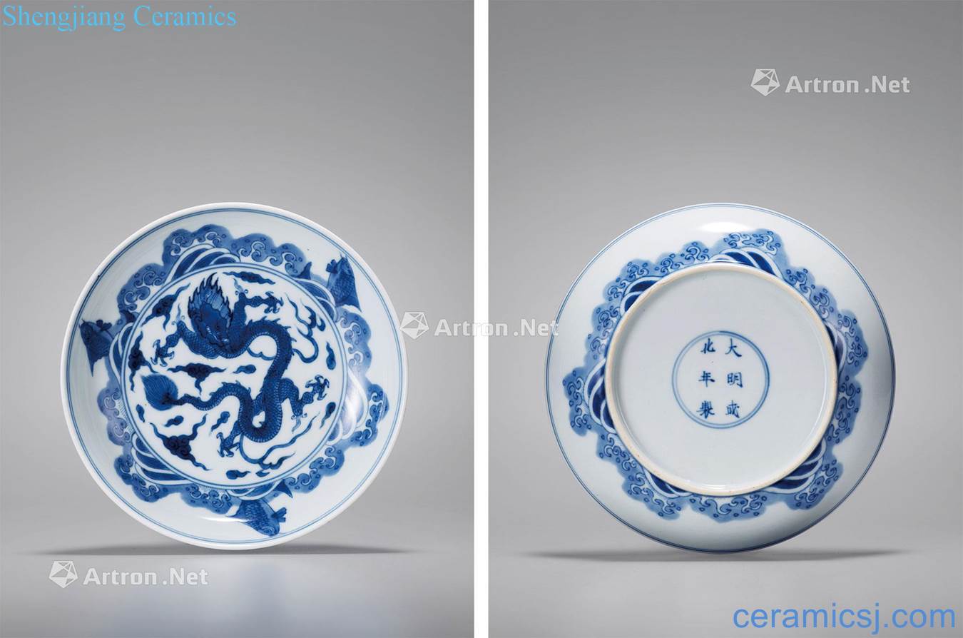 Qing yongzheng Blue and white fish dragon pattern plate