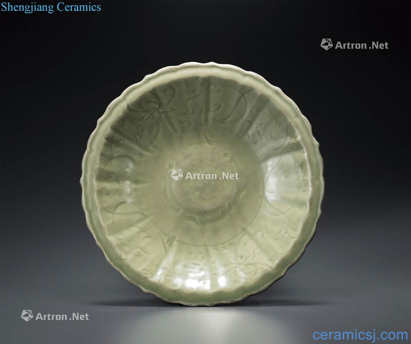 Ming Longquan celadon glaze flower mouth tray