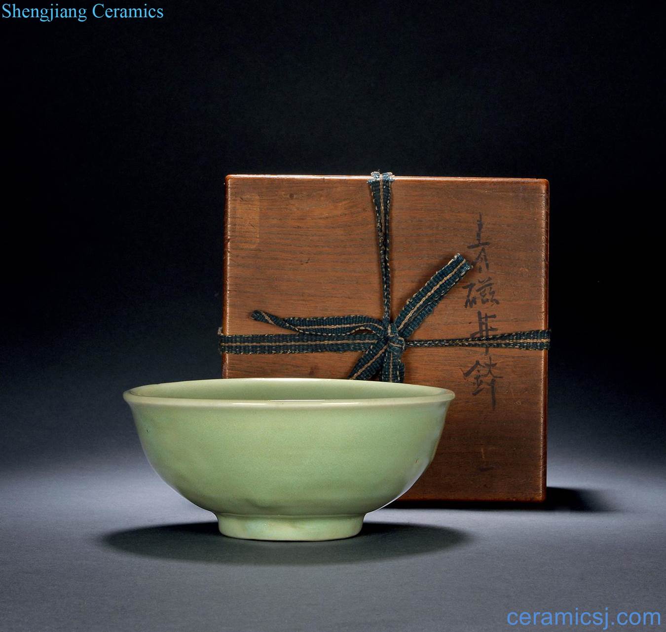 Longquan celadon bowls in early Ming dynasty