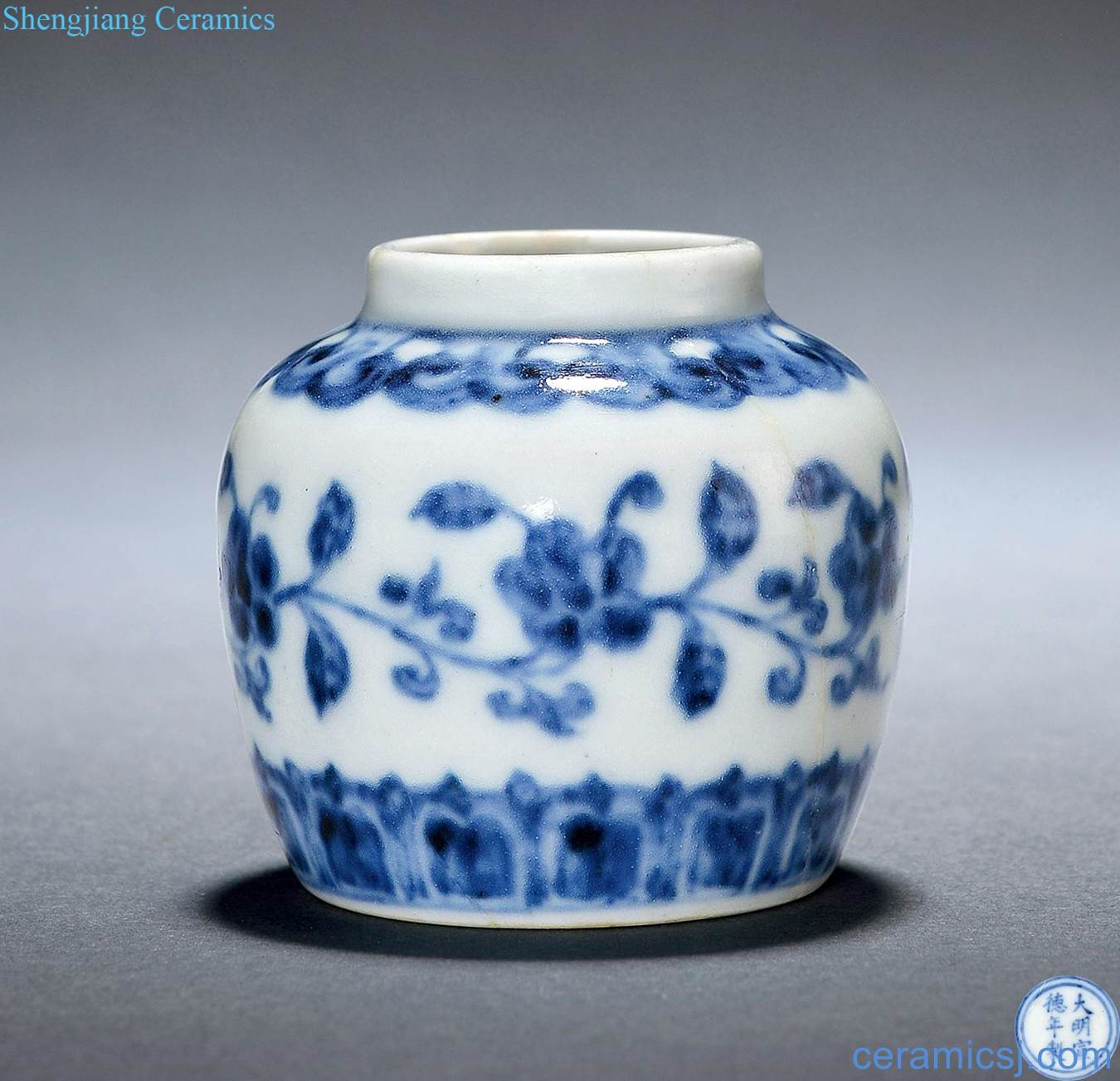Ming xuande Blue and white flower tattoos canister