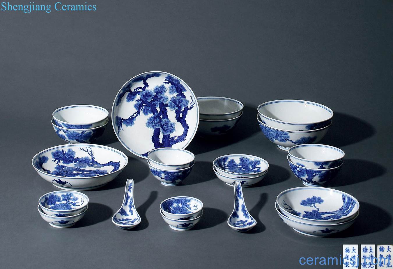 Qing guangxu Blue and white pine green-splashed bowls (a set of a total of 22)