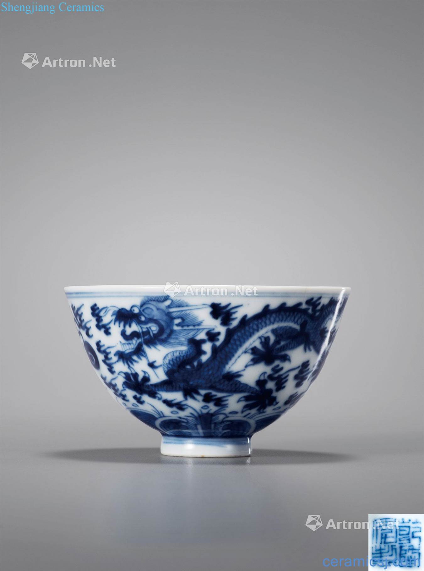 Qing qianlong Blue and white dragon bead green-splashed bowls