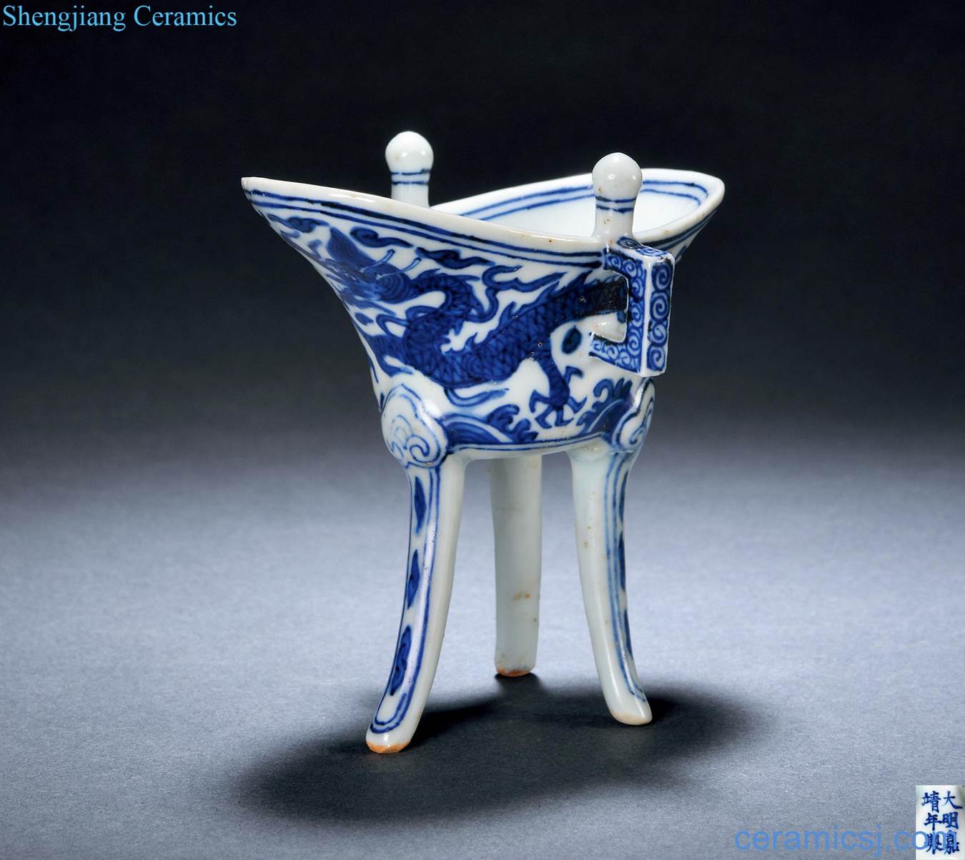 Ming jiajing Blue and white dragon goblet