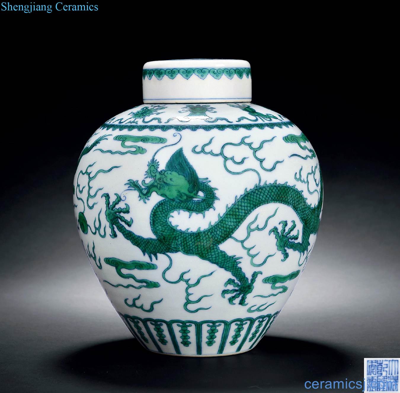 Qing qianlong bucket color green glaze dragon tank