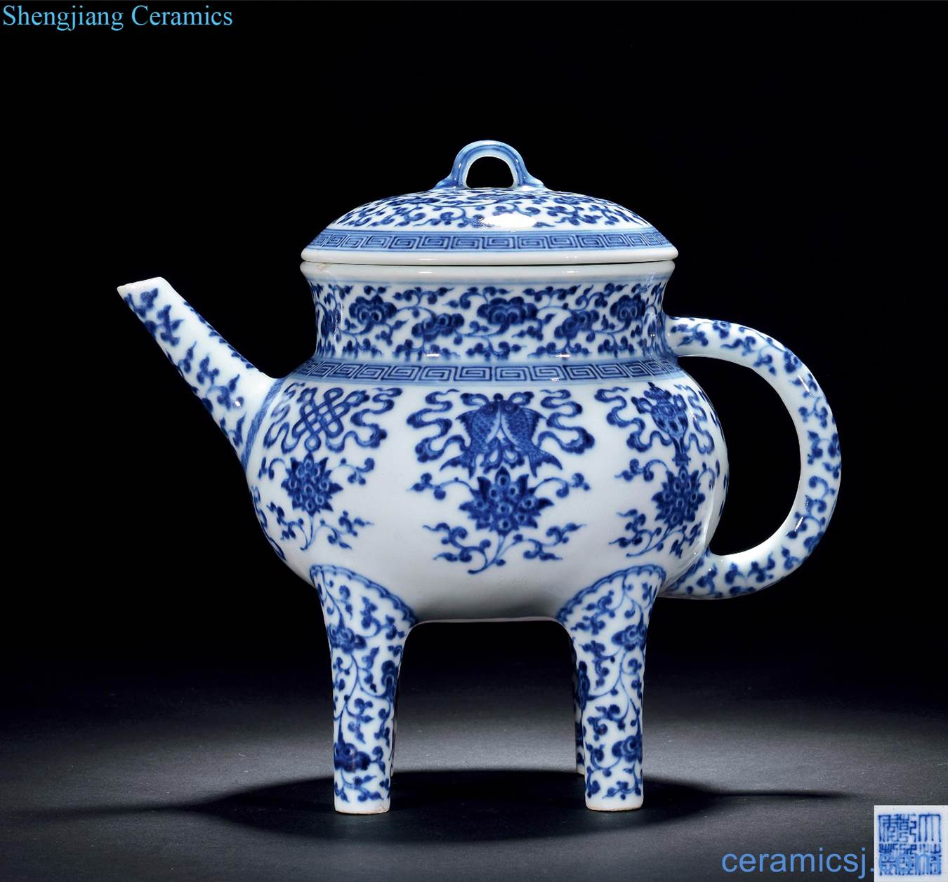 Qing qianlong Eight auspicious He pot of blue and white