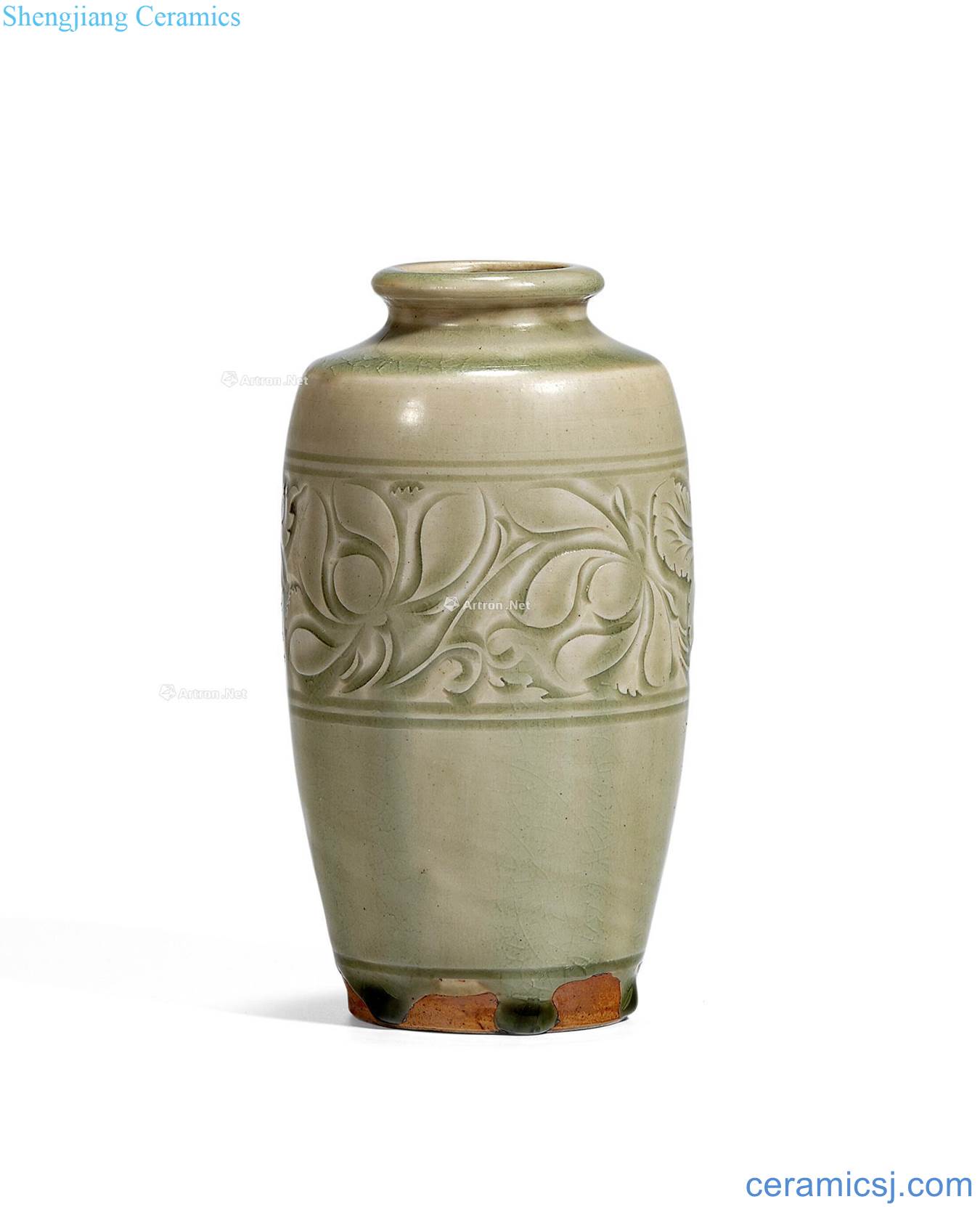 Ming Green glaze carved carved lotus bowstring grain bottle