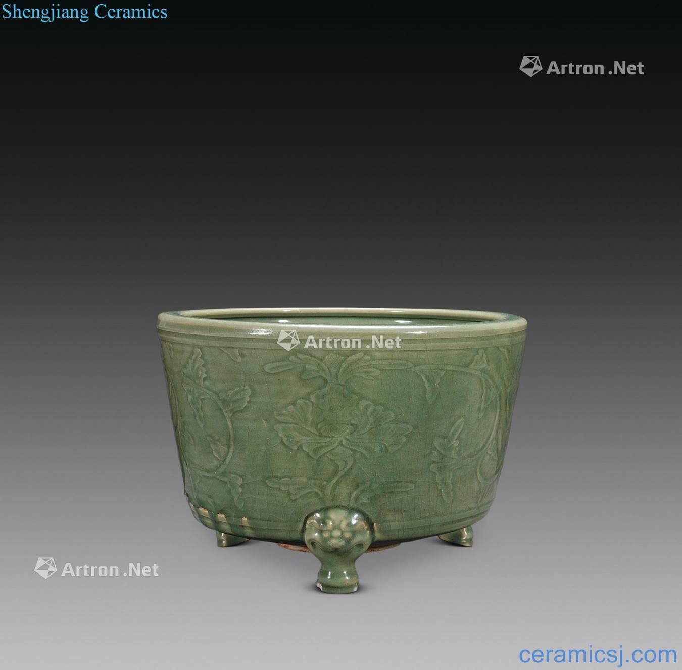 Ming Longquan celadon hand-cut furnace with three legs