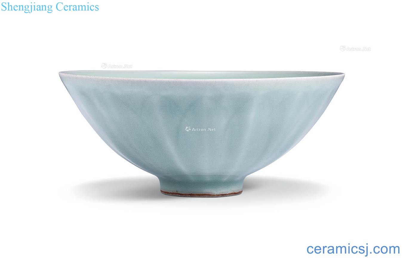 The southern song dynasty Longquan celadon glaze built disc green-splashed bowls