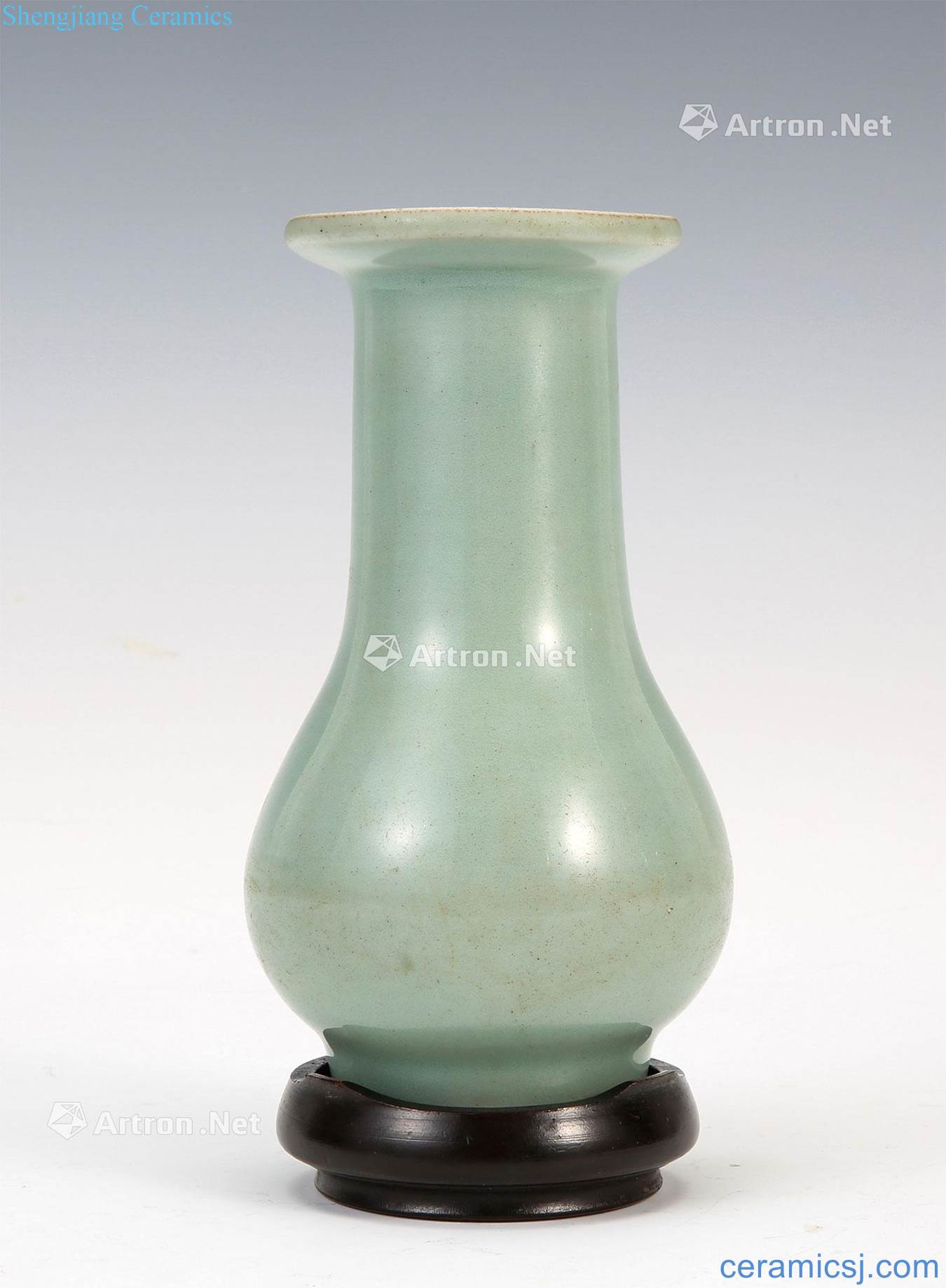 The song dynasty Longquan celadon dish buccal bottle