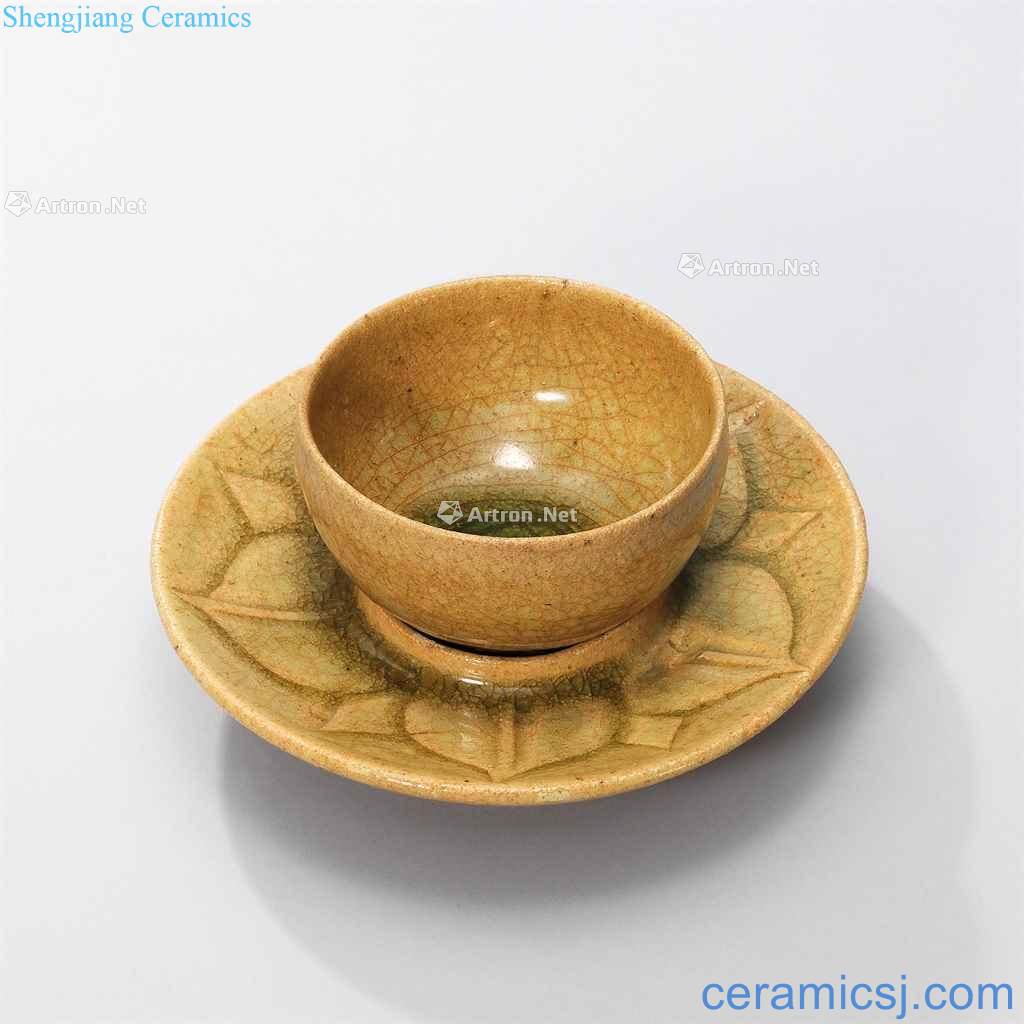 In the HongZhou kiln green glaze lamp and carved lotus-shaped lamp