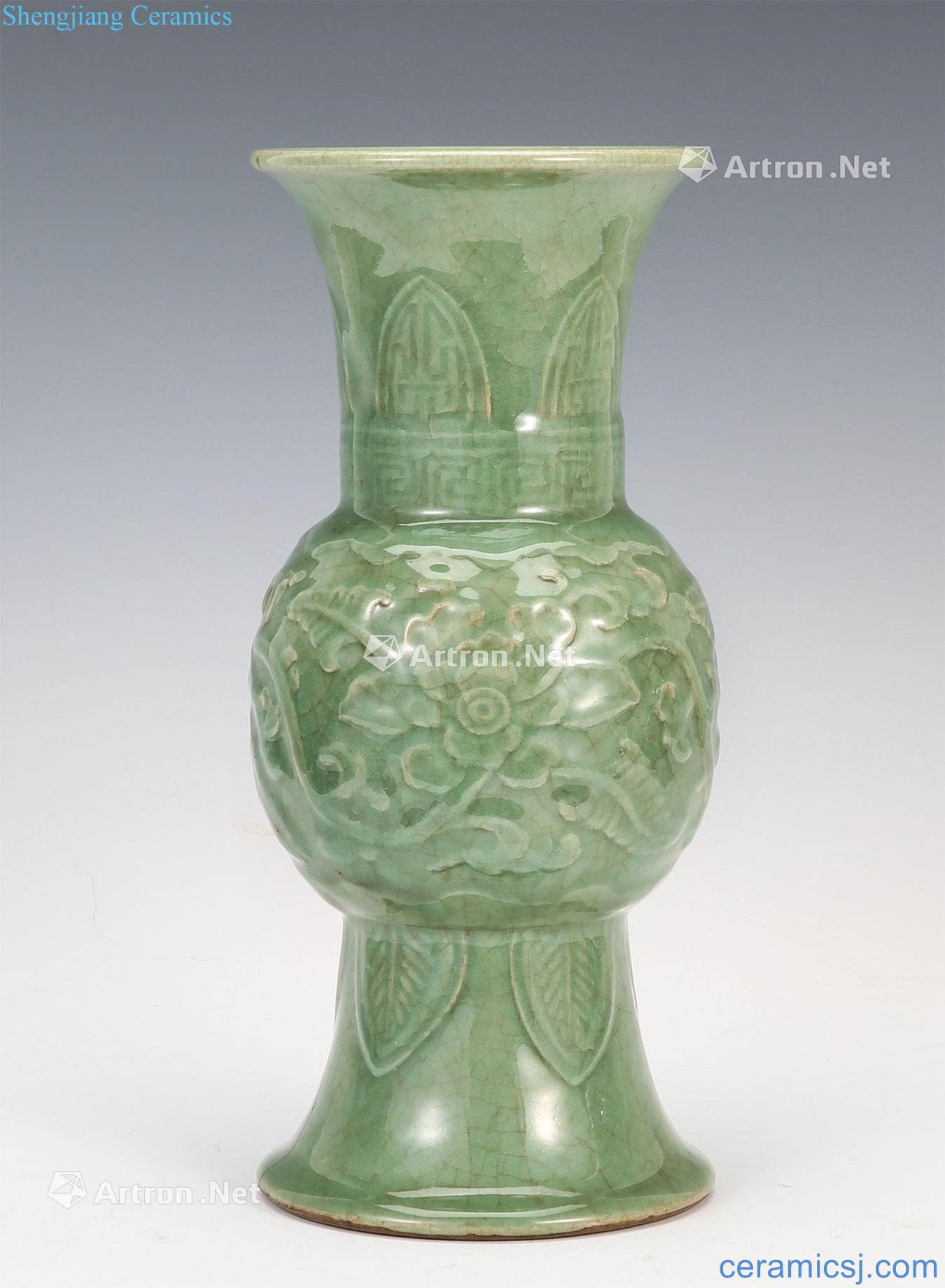 Ming Seven officer of longquan celadon glaze wen vase with flowers