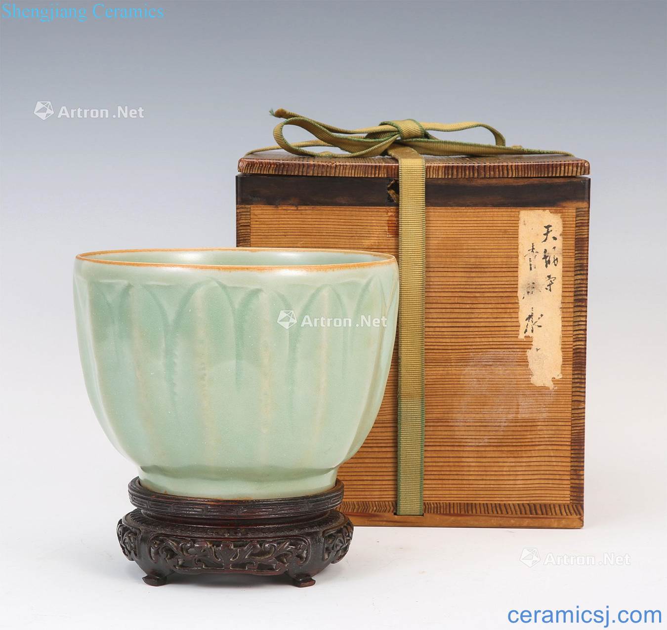 The song dynasty Longquan celadon lotus-shaped bowl