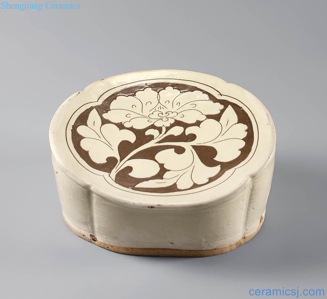 Northern song dynasty (960-1127) and gold (1115-1234), white glazed carved carved peony grains pillow