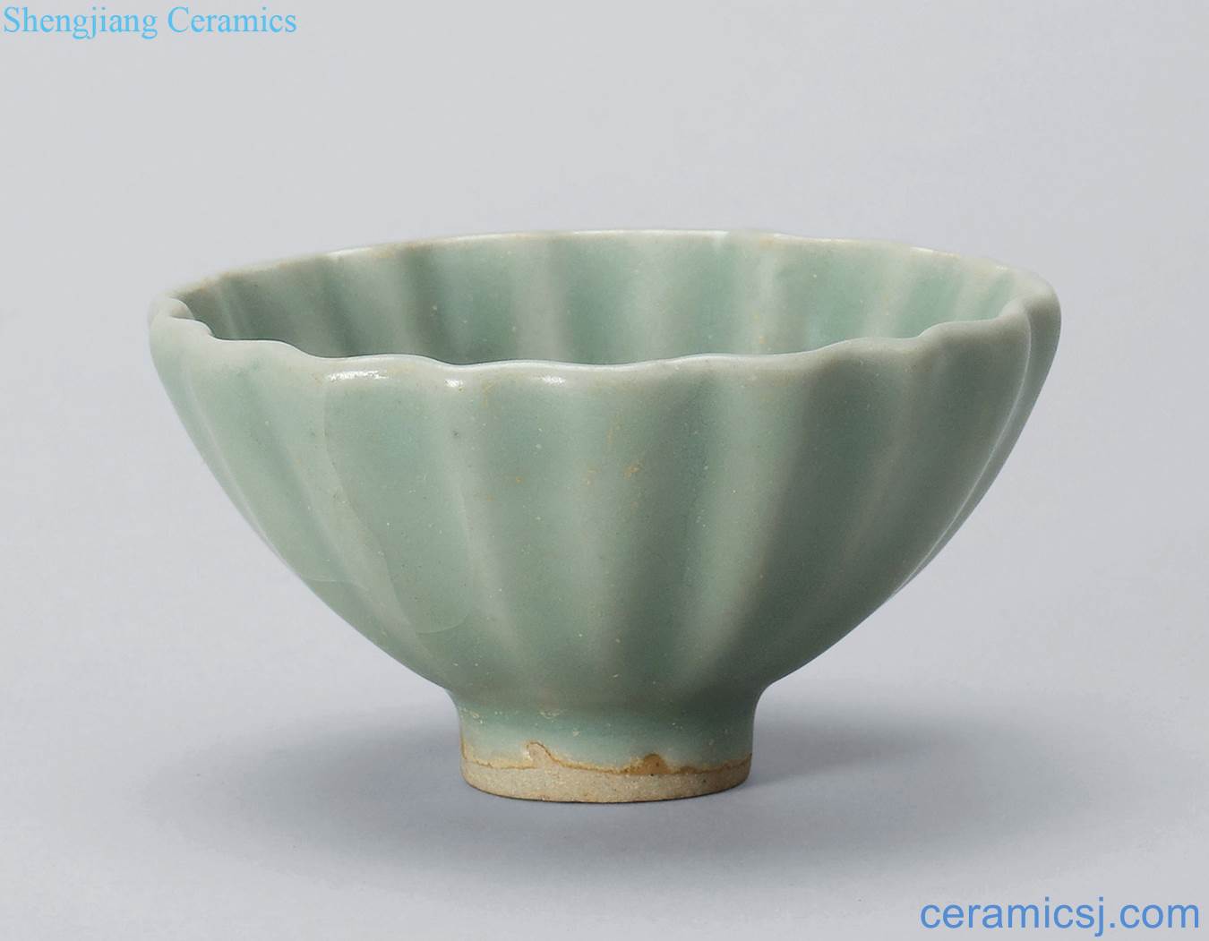 The southern song dynasty (1127-1279), longquan celadon glaze chrysanthemum petals form small cup