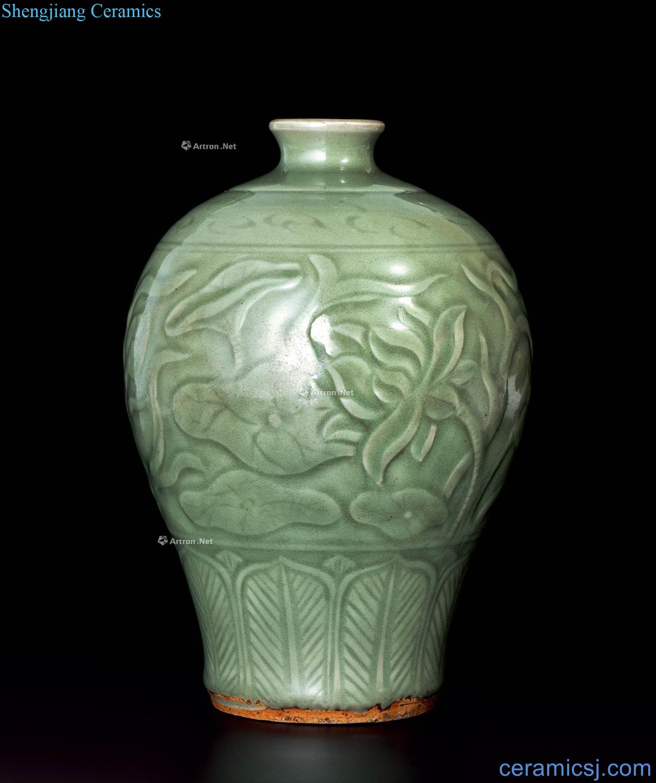 In the Ming dynasty longquan celadon Lotus pond grain mei bottle