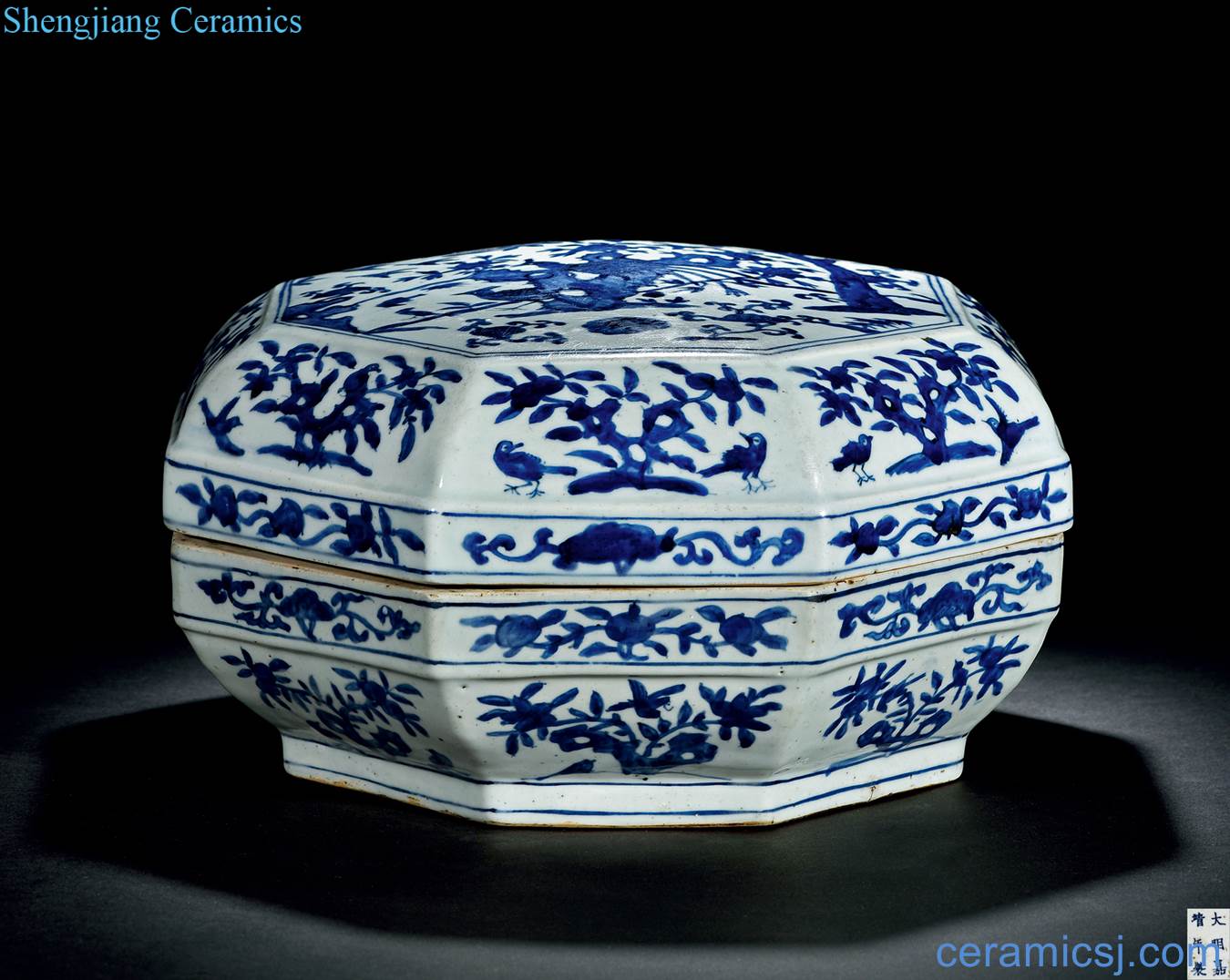 Ming jiajing Blue and white flowers and birds lines cover box